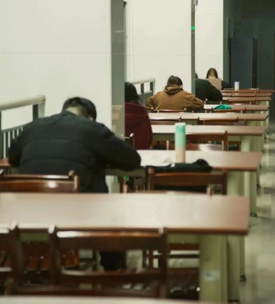 1705910538457860.jpg 蘇職大的“早C晚A”的生活4.jpg