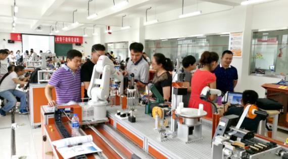 泰州職業(yè)技術(shù)學(xué)院智能制造學(xué)院：工業(yè)機(jī)器人技術(shù)專(zhuān)業(yè).jpg