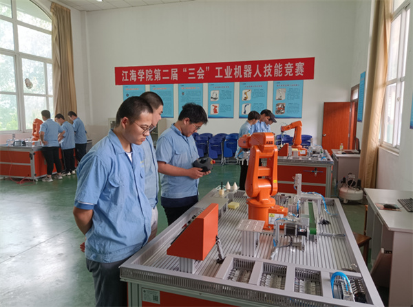 愛上江海·院長說學(xué)院 _ 走進(jìn)智能裝備與交通技術(shù)學(xué)院2.jpg