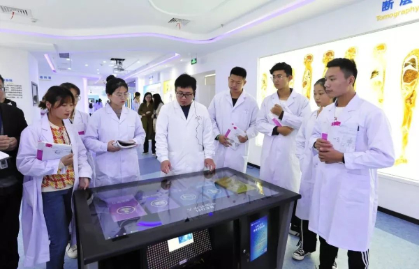 24招生季 ?專(zhuān)業(yè)巡禮 _ 醫(yī)學(xué)院：口腔醫(yī)學(xué)技術(shù)專(zhuān)業(yè)4.jpg