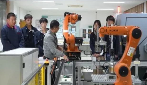 揚(yáng)州職業(yè)技術(shù)大學(xué)構(gòu)建系統(tǒng)化育人體系 賦能新時(shí)代“智造工匠”培養(yǎng).png